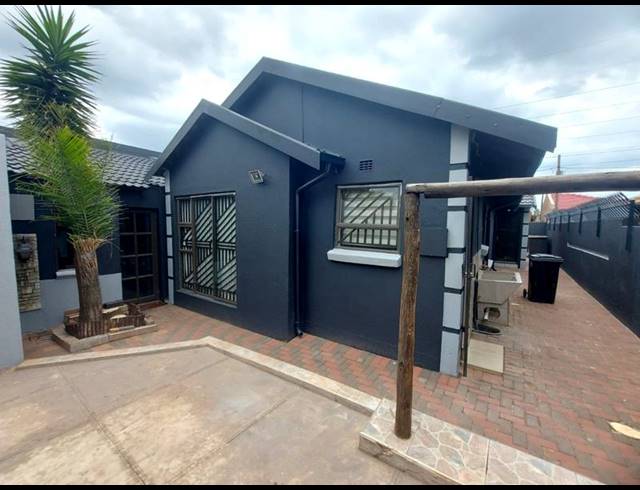 3 BEDROOM HOUSE FOR SALE IN PROTEA GARDEN